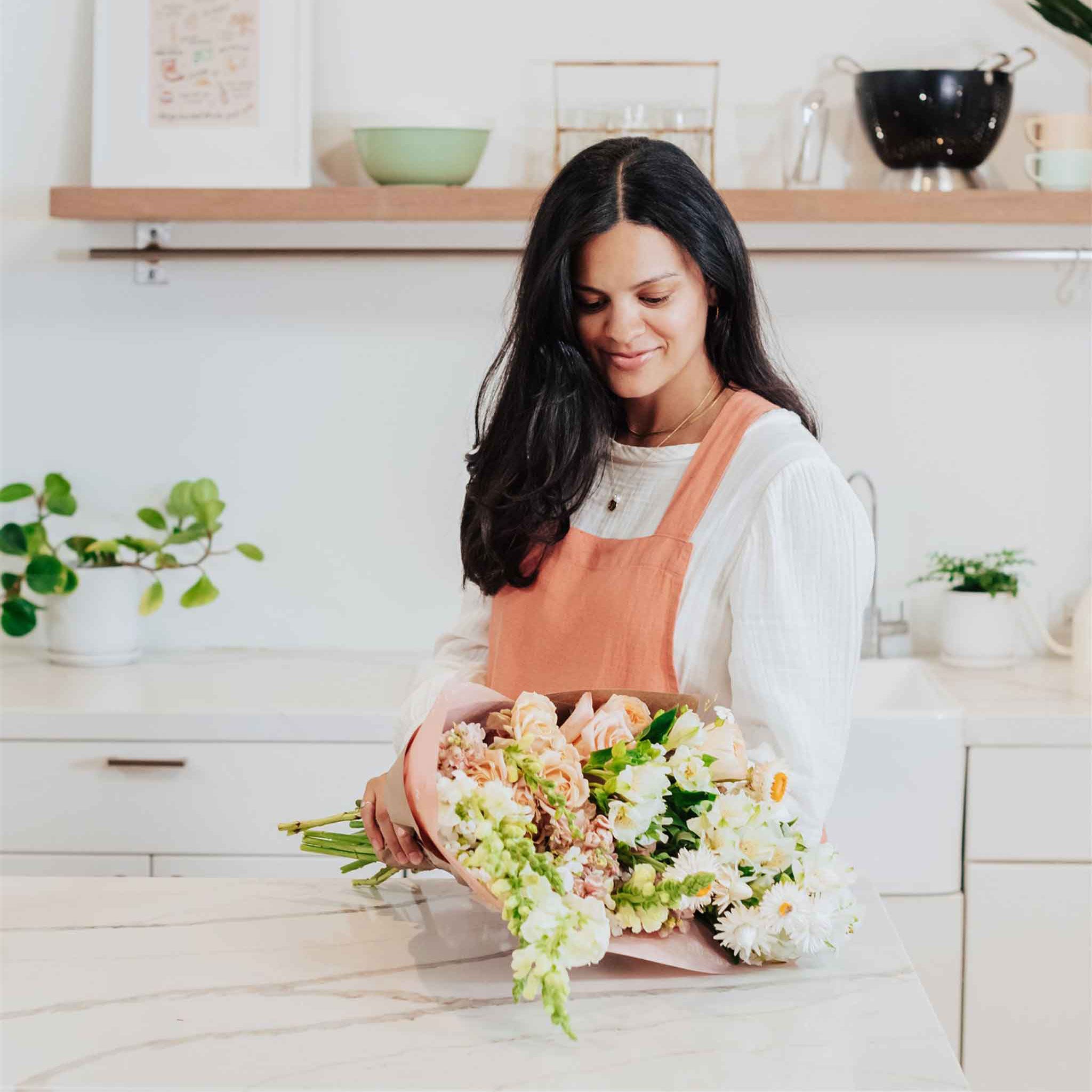 How to Arrange Flowers in a Vase – Native Poppy