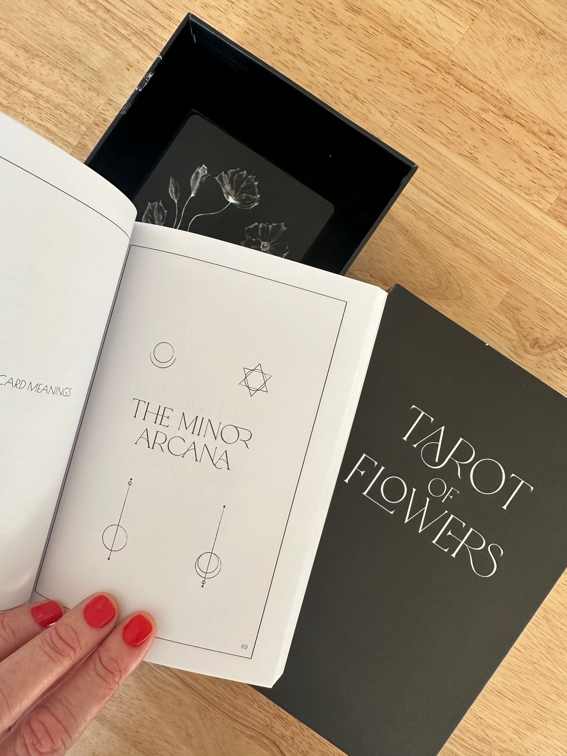 Tarot of Flowers Deck guidebook